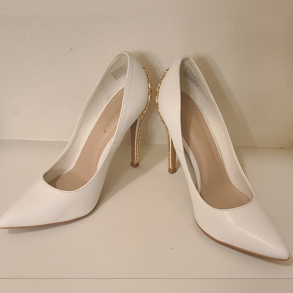 Shoe Dazzle White Heels with Gold Accents - Picture 3 of 7